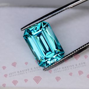 LAB Blue Green (Paraiba Colour) Garnet YAG  -  Yttrium Aluminum Garnet - Pulled Czochralski - 15.64ct