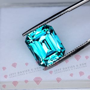 LAB Blue Green (Paraiba Colour) Garnet YAG  -  Yttrium Aluminum Garnet - Pulled Czochralski - 16.90ct