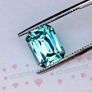 LAB Blue Green (Paraiba Colour) Garnet YAG  -  Yttrium Aluminum Garnet - Pulled Czochralski - 7.47ct